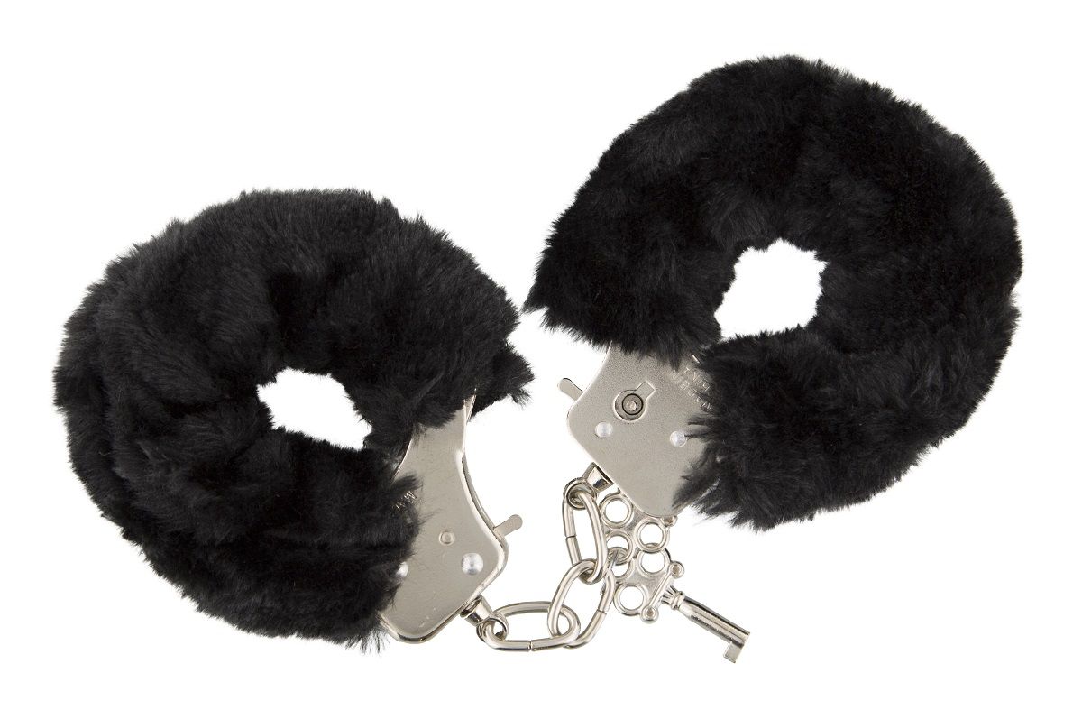 Чёрные меховые наручники с ключиками Furry Handcuffs - Интим-магазин Ночная  Сказка